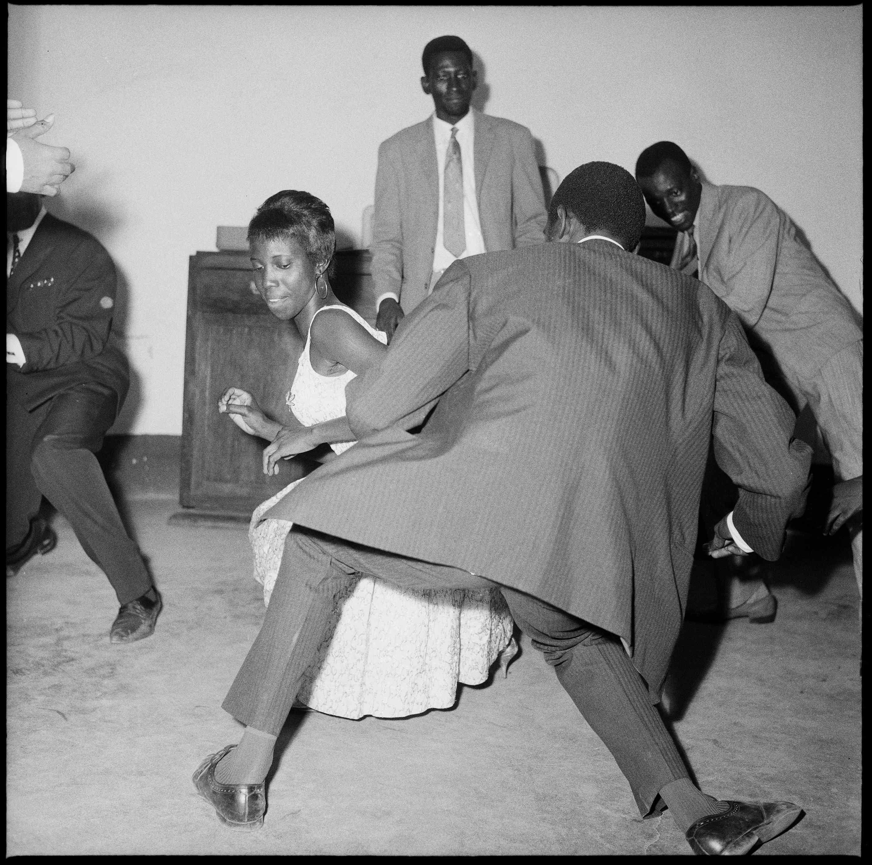 Malick Sidibé -Dansez le Twist 1965 © Malick Sidibé. Image Courtesy of Galerie Magnin à Paris